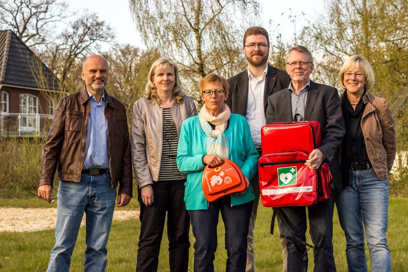 Auf dem Foto v. l. n. r.: Mitglieder des Kuratoriums der Bürgerstiftung hoffen auf reges Schulungsinteresse am AED - Dieter Vajen,
Monika Rathjen,
Gunda Bammann,
Dr. Stefan Hesse,
Reinhard Frick und Hannelore von der Wehl Bürgerstiftung GFDR unterstützt Defibrillator Ausbildung